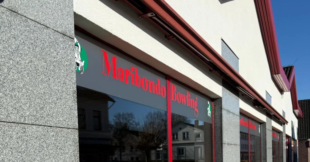 Außenansicht des Gebäudes mit roter Aufschrift Maribondo Bowling bei sonnigem Wetter