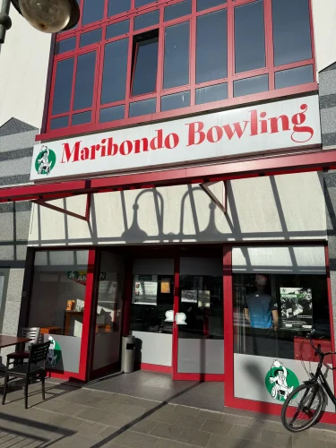 Eingangsbereich von Maribondo Bowling mit großer Fensterfront und rotem Schriftzug bei Tageslicht